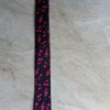 Kravata úzká polyester černá s motivem růžových hudebních symbolů