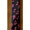 Kravata úzká polyester černá s motivem růžových hudebních symbolů