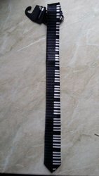 Kravata polyester černobílá s motivem klaviatury, úzká