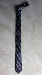 Kravata úzká polyester černá s motivem notové osnovy